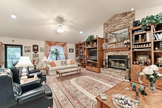 105 Santee Drive, Lake Kiowa, TX 76240