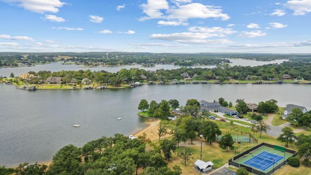 105 Santee Drive, Lake Kiowa, TX 76240