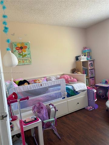 450 W Palm Cir W 301, Pembroke Pines, FL 33025