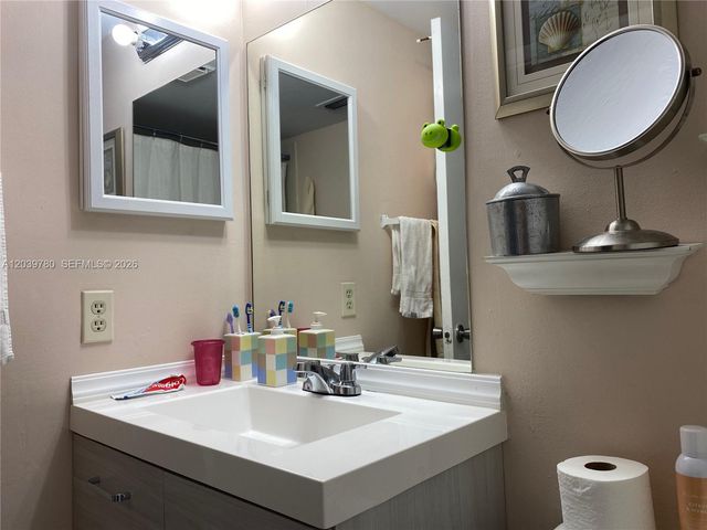 450 W Palm Cir W 301, Pembroke Pines, FL 33025