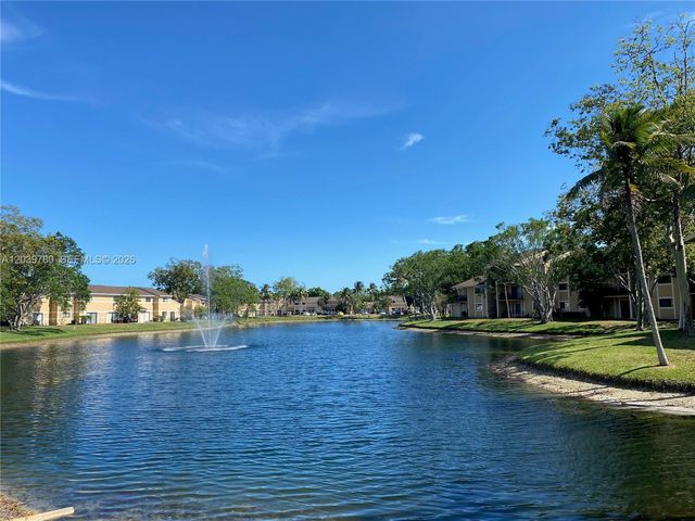 450 W Palm Cir W 301, Pembroke Pines, FL 33025
