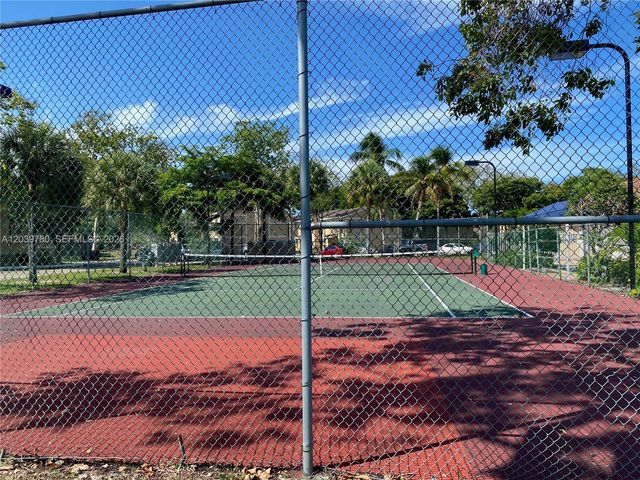 450 W Palm Cir W 301, Pembroke Pines, FL 33025