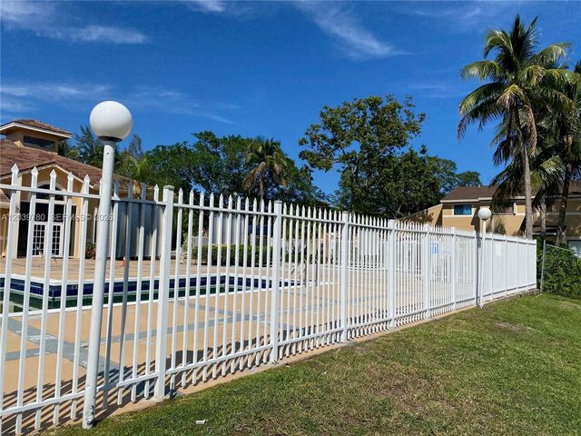 450 W Palm Cir W 301, Pembroke Pines, FL 33025
