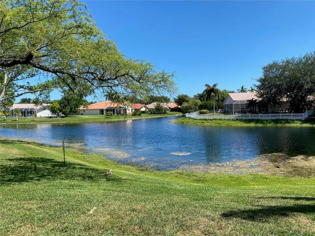 450 W Palm Cir W 301, Pembroke Pines, FL 33025