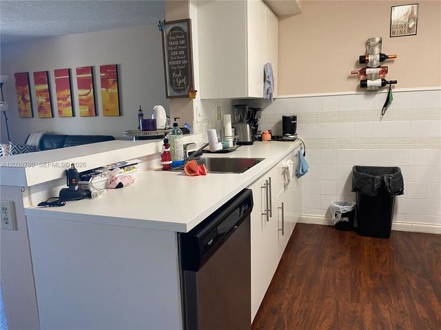 450 W Palm Cir W 301, Pembroke Pines, FL 33025