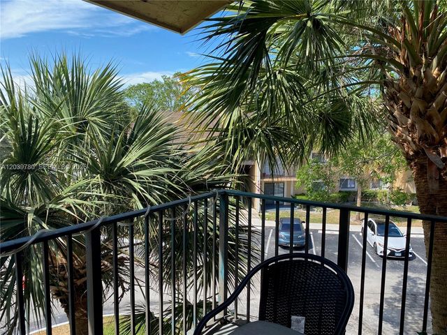 450 W Palm Cir W 301, Pembroke Pines, FL 33025