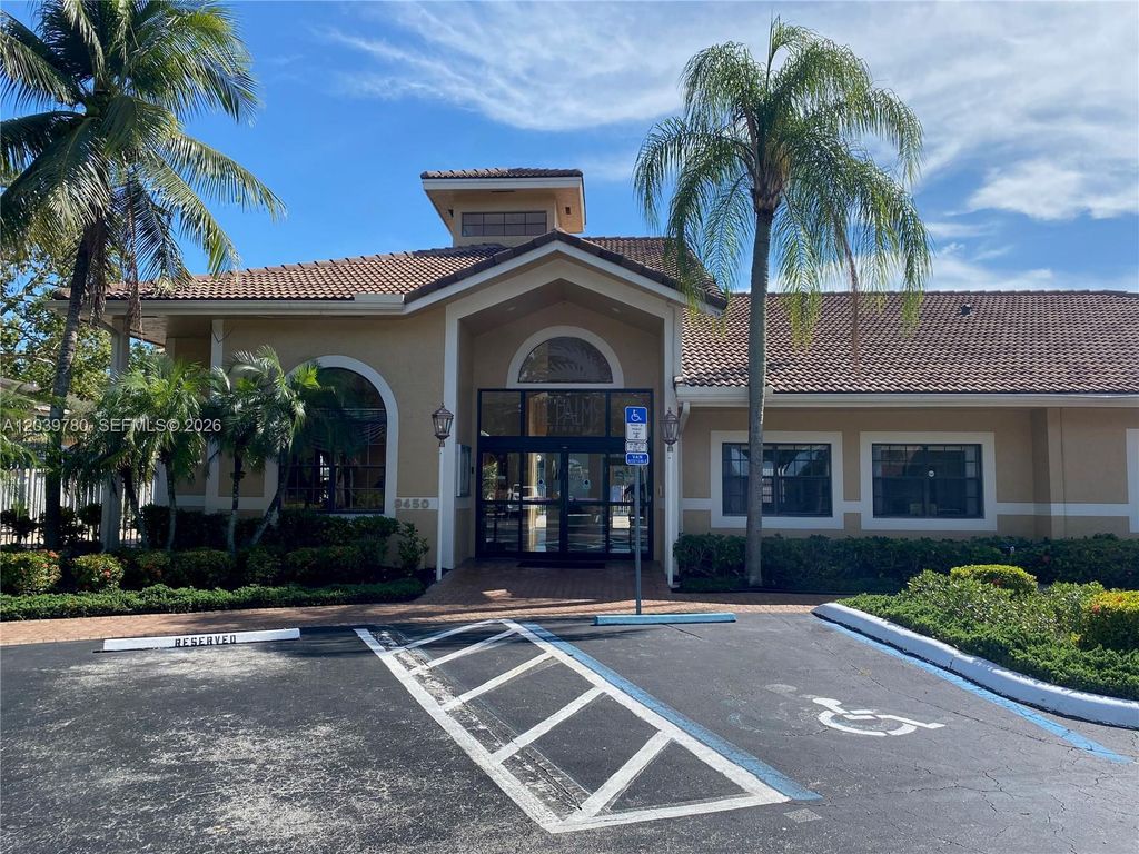 450 W Palm Cir W 301, Pembroke Pines, FL 33025