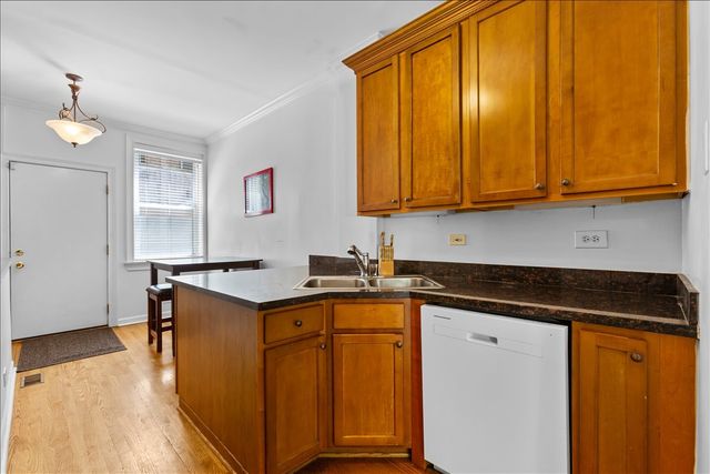 867 W Cornelia Avenue 1, Chicago, IL 60657