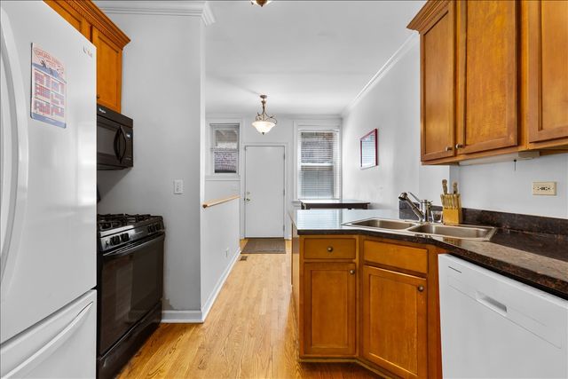 867 W Cornelia Avenue 1, Chicago, IL 60657