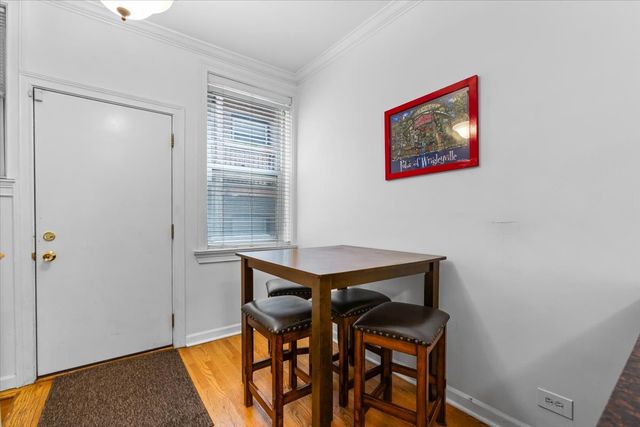 867 W Cornelia Avenue 1, Chicago, IL 60657
