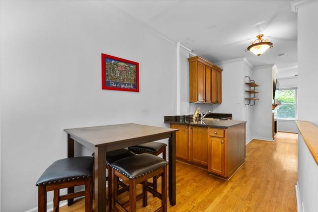 867 W Cornelia Avenue 1, Chicago, IL 60657