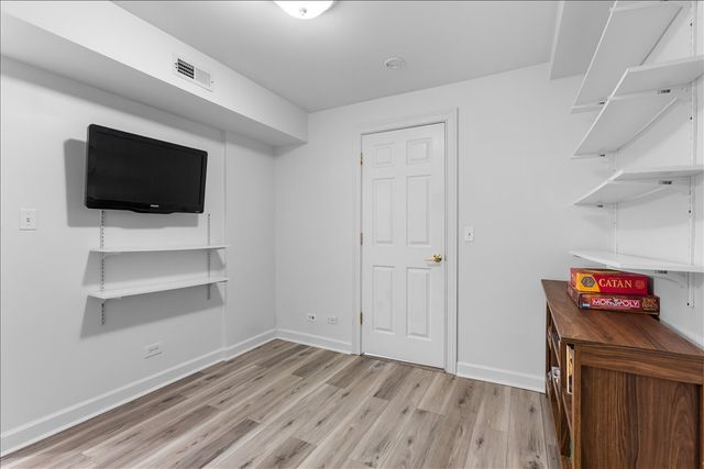 867 W Cornelia Avenue 1, Chicago, IL 60657