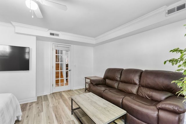 867 W Cornelia Avenue 1, Chicago, IL 60657