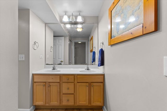 867 W Cornelia Avenue 1, Chicago, IL 60657