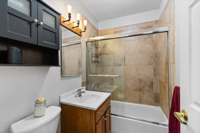 867 W Cornelia Avenue 1, Chicago, IL 60657