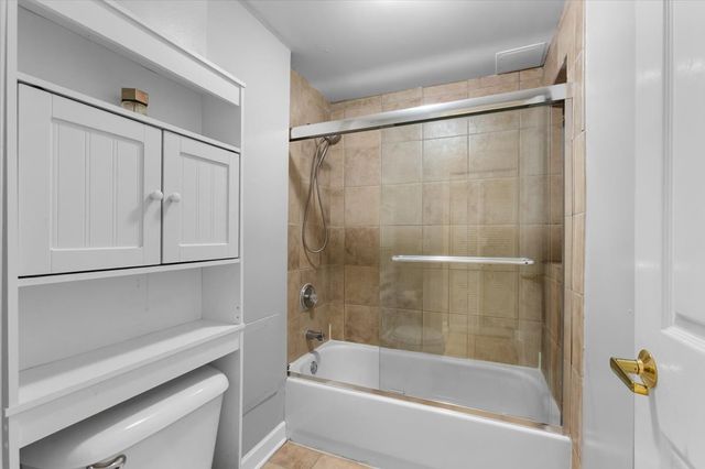 867 W Cornelia Avenue 1, Chicago, IL 60657