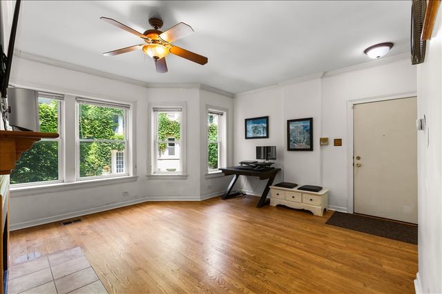 867 W Cornelia Avenue 1, Chicago, IL 60657