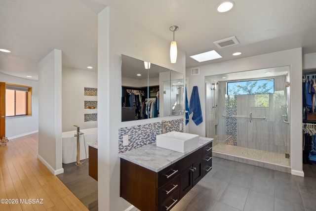 2301 E Greenlee Road, Tucson, AZ 85719