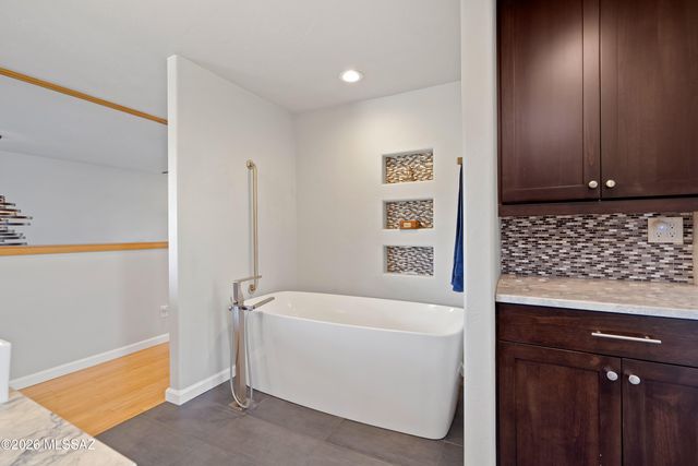 2301 E Greenlee Road, Tucson, AZ 85719