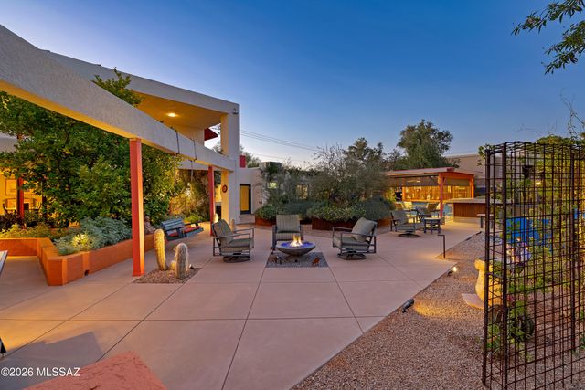 2301 E Greenlee Road, Tucson, AZ 85719