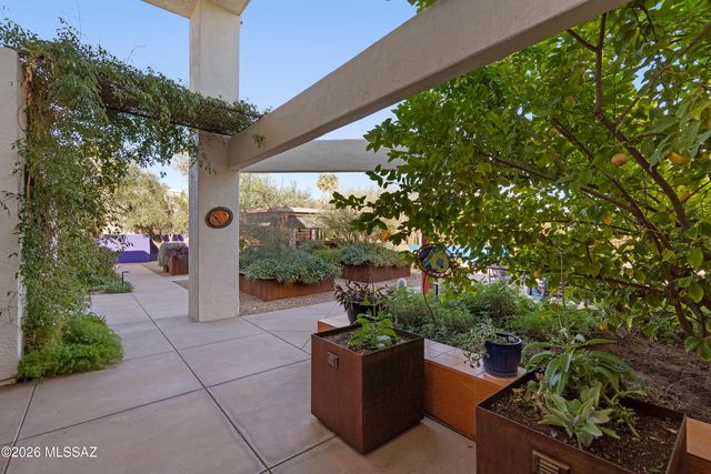 2301 E Greenlee Road, Tucson, AZ 85719