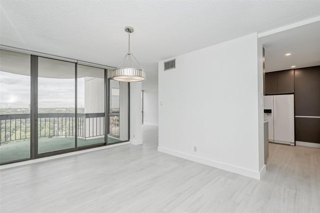 5001 Woodway Drive 1304, Houston, TX 77056