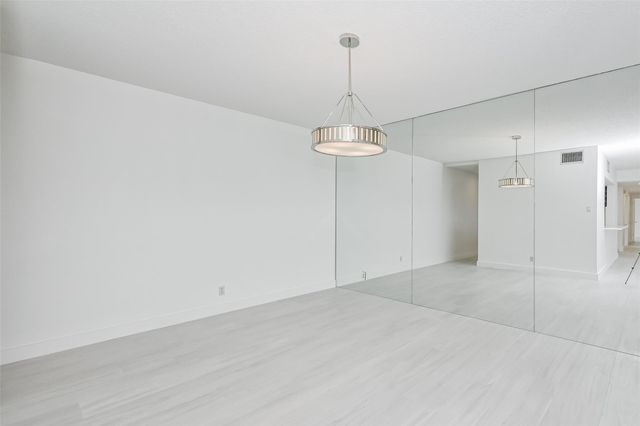5001 Woodway Drive 1304, Houston, TX 77056