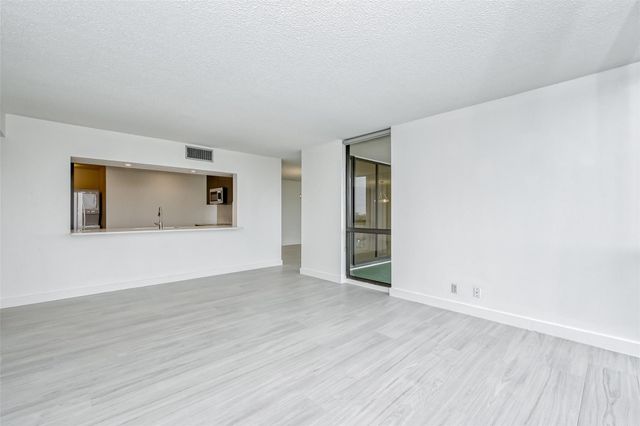 5001 Woodway Drive 1304, Houston, TX 77056