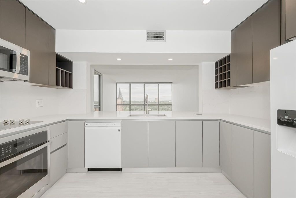 5001 Woodway Drive 1304, Houston, TX 77056