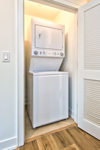 9396 Landings Lane 301, Des Plaines, IL 60016