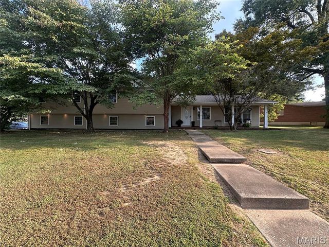 303 Kennedy Drive, Sikeston, MO 63801