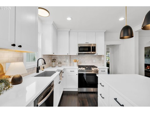 2307 Ne EVERETT St, Portland, OR 97232
