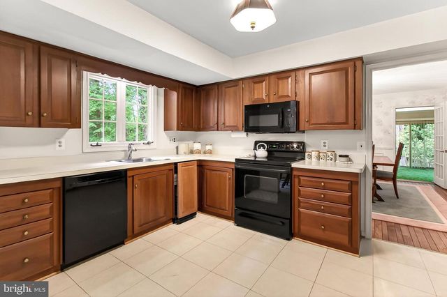 9507 ARNON CHAPEL RD, Great Falls, VA 22066