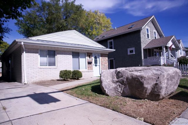 1205 E 14 Mile Rd, Birmingham, MI 48009