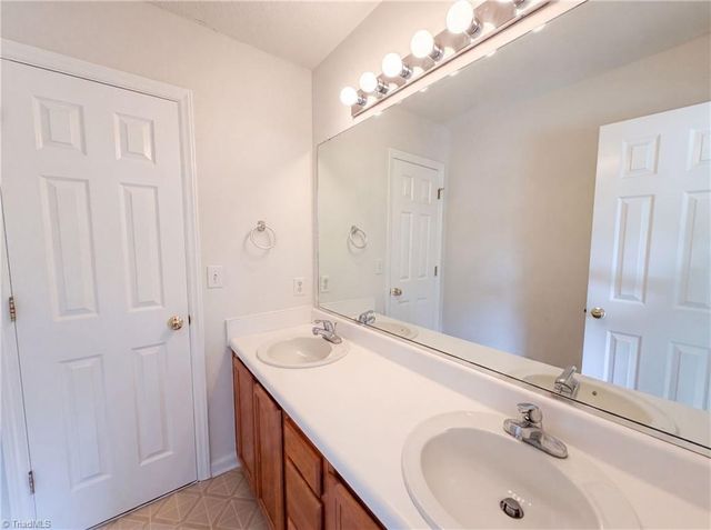 889 Salem Pointe Lane, Winston-salem, NC 27101