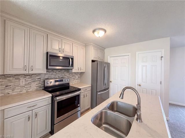 889 Salem Pointe Lane, Winston-salem, NC 27101