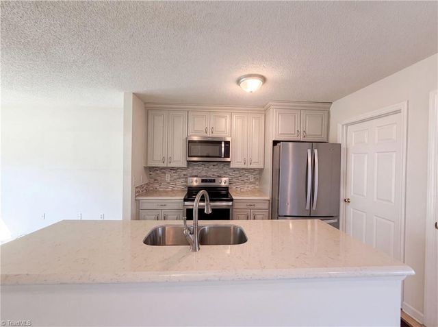 889 Salem Pointe Lane, Winston-salem, NC 27101
