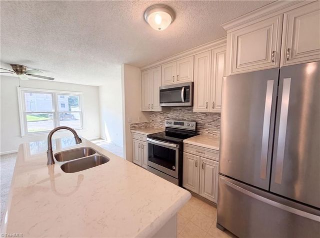 889 Salem Pointe Lane, Winston-salem, NC 27101