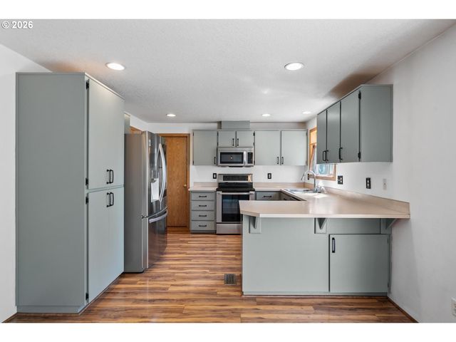 6860 N SWIFT St, Portland, OR 97203