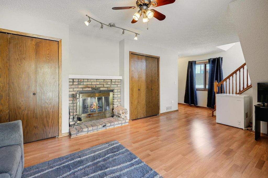 8525 Maplebrook Parkway N, Brooklyn Park, MN 55445