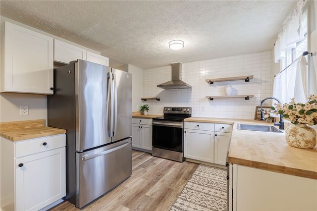 45 Huntington Pkwy Parkway, Hamlin, NY 14464