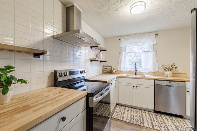 45 Huntington Pkwy Parkway, Hamlin, NY 14464