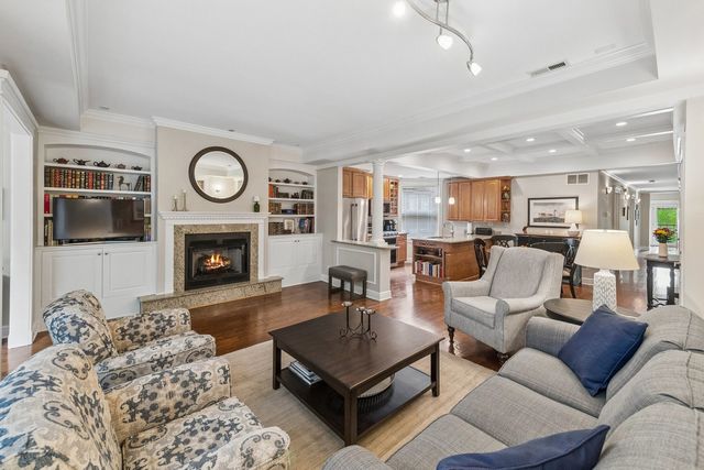 1321 W Winnemac Avenue 2E, Chicago, IL 60640