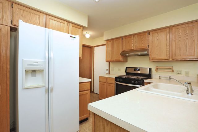 865 N Shady Oaks Drive, Elgin, IL 60120