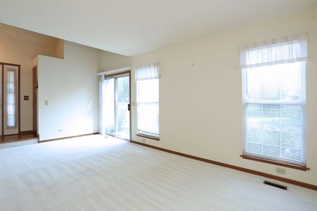 865 N Shady Oaks Drive, Elgin, IL 60120