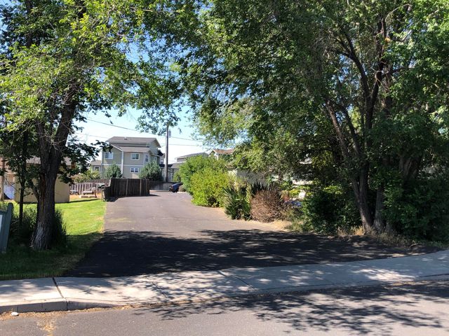 1556 SW Reindeer Avenue, Redmond, OR 97756