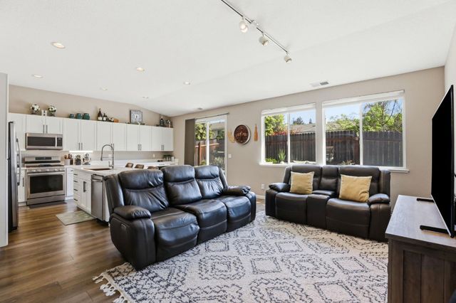 2336 Meadowbrook Dr, Lodi, CA 95242