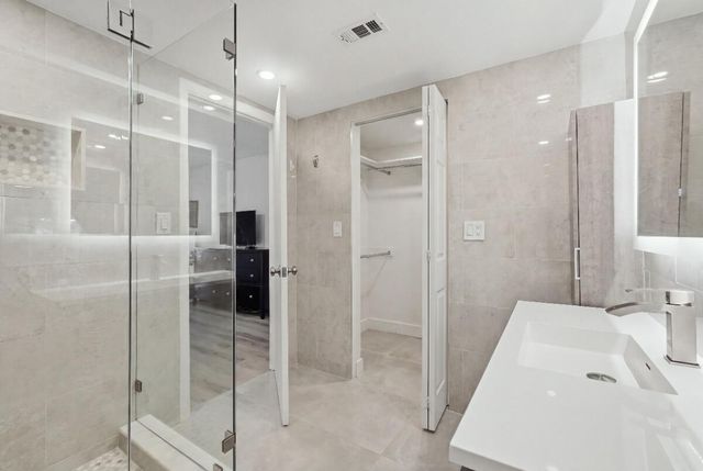 6100 NW 44TH Street 104, Lauderhill, FL 33319