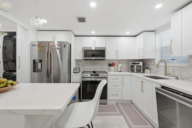 6100 NW 44TH Street 104, Lauderhill, FL 33319