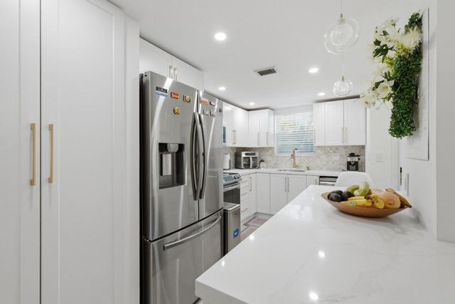 6100 NW 44TH Street 104, Lauderhill, FL 33319
